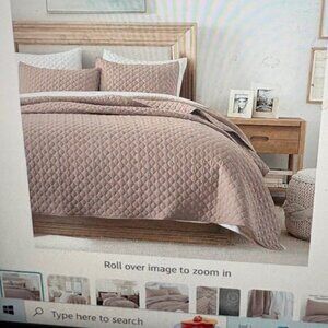 Blush Pink Queen size quilt from Amazon-----Never opened from the package